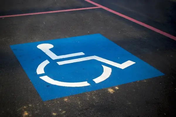 Co daje karta parkingowa dla niepełnosprawnych? Sprawdź korzyści i uprawnienia